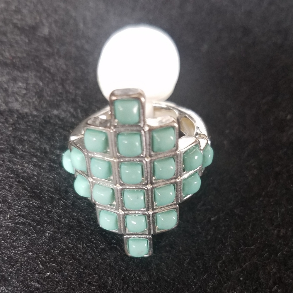 Silvertone stretch ring; fashion costume jewelry